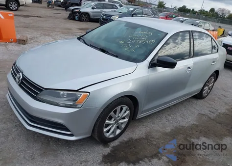 2015 Volkswagen Jetta 1.8T Se z USA, uszkodzony, nr VIN 3VWD17AJXFM233160
